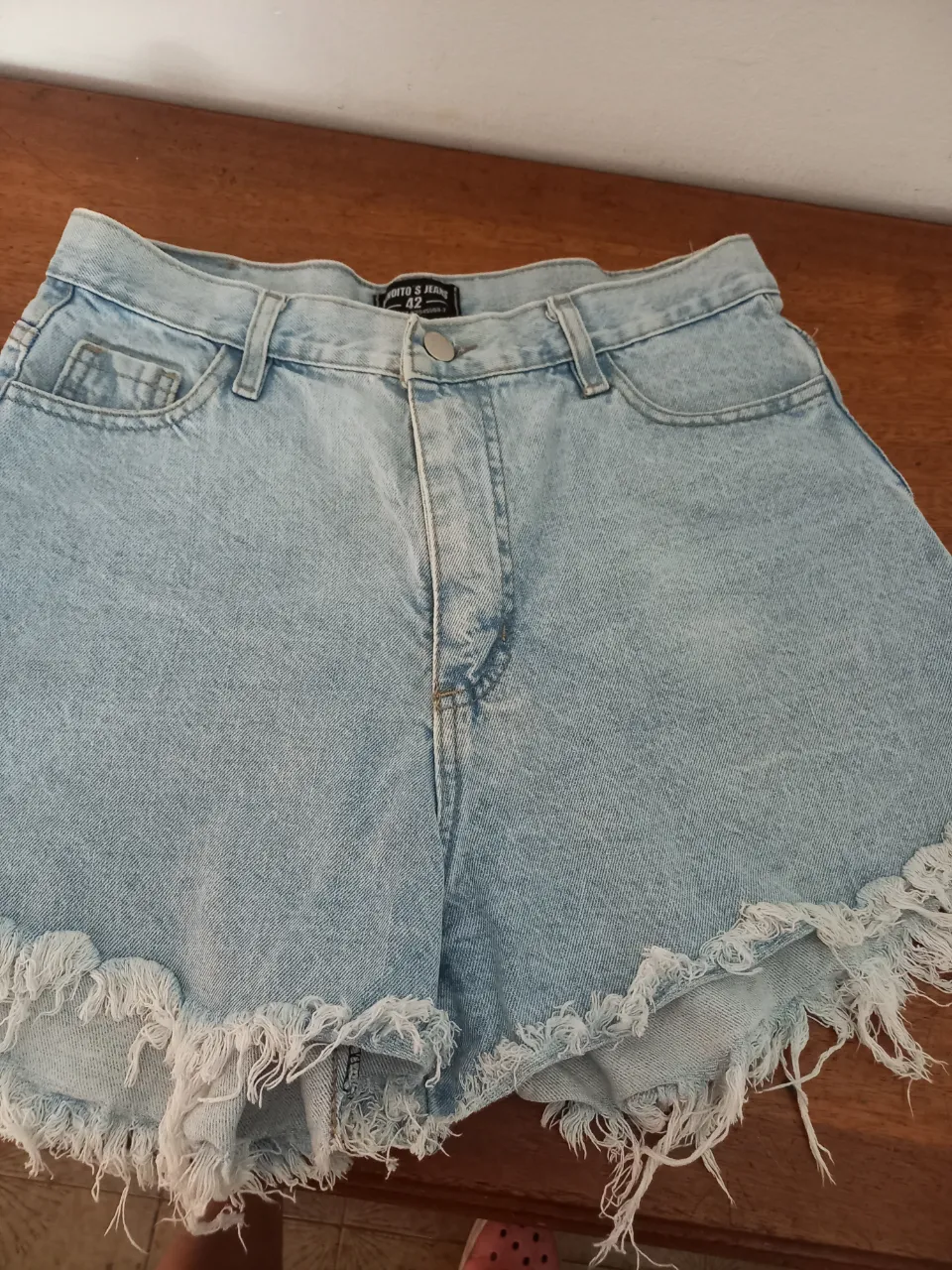 Shorts de jean tiro alto con roturas y flecos en el ruedo. Un clásico que no puede faltar en tu guardarropa para looks cancheros y descontracturados.