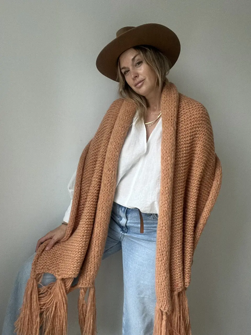 Ruana Alaska de lana gruesa, ideal para abrigarte con estilo. Perfecta para un look casual y cómodo en los días fríos.
