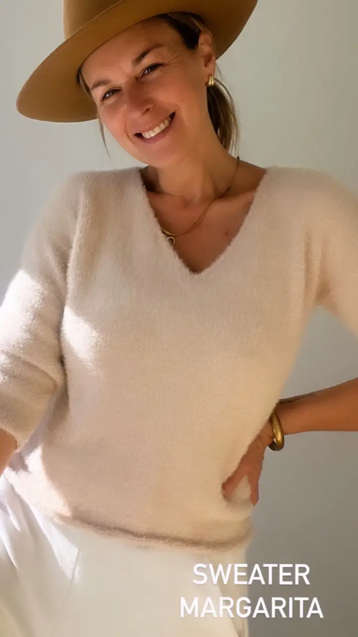 Sweater Margarita, tejido suave y abrigado con escote en V. Ideal para un look casual y cómodo.