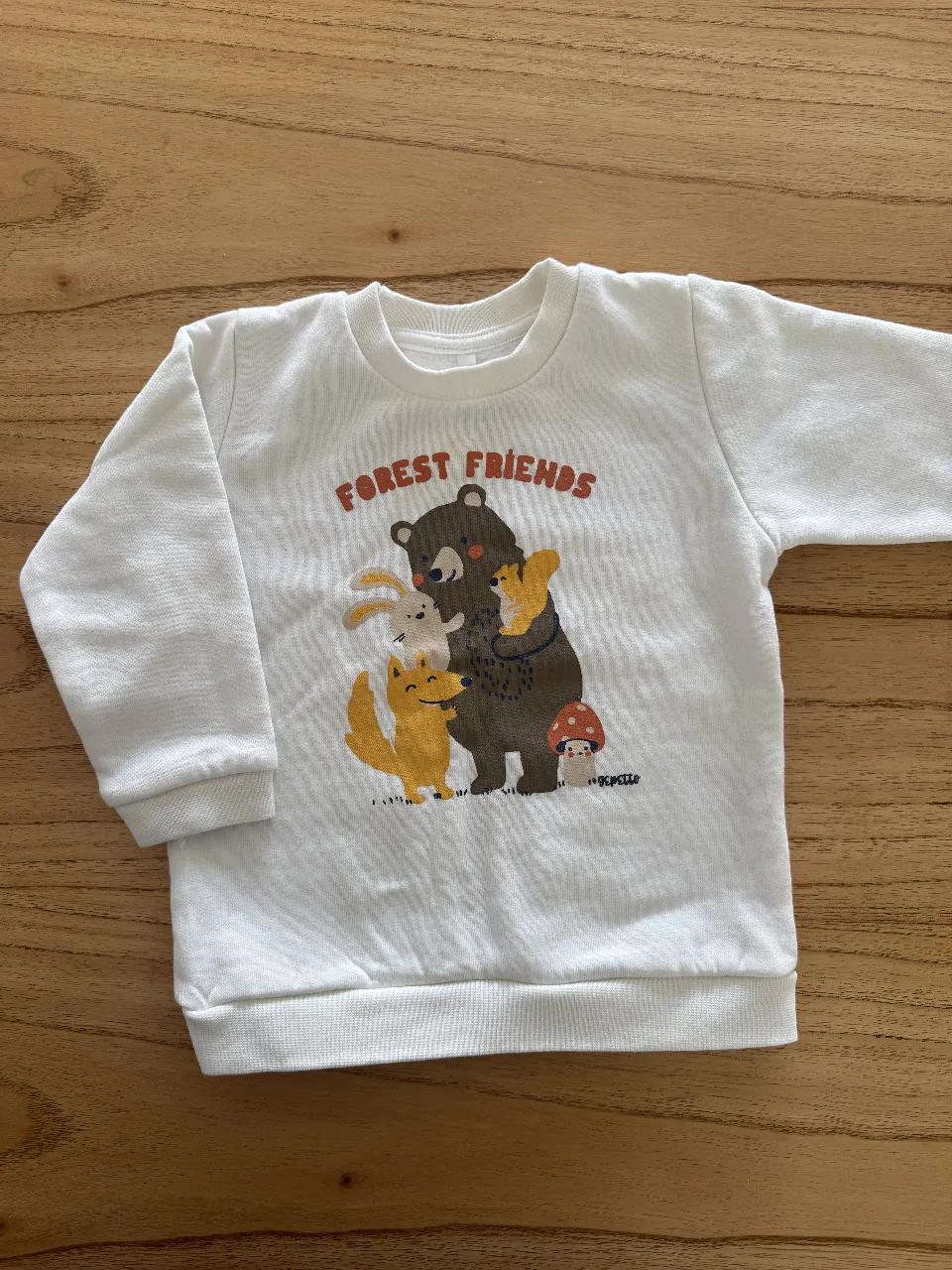 Buzo de cuello redondo para niños con estampado de "Forest Friends". Ideal para un look casual y cómodo.