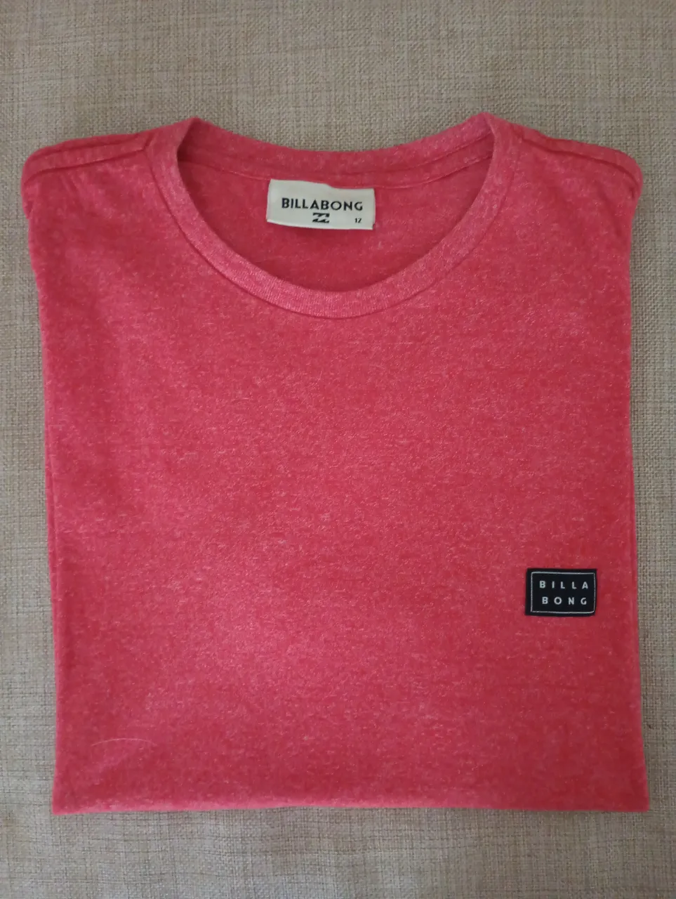 Remera de algodón súper suave y cómoda, ideal para el día a día. Su diseño liso con un pequeño logo en el frente la hace súper versátil. Perfecta para combinar con jeans o shorts.