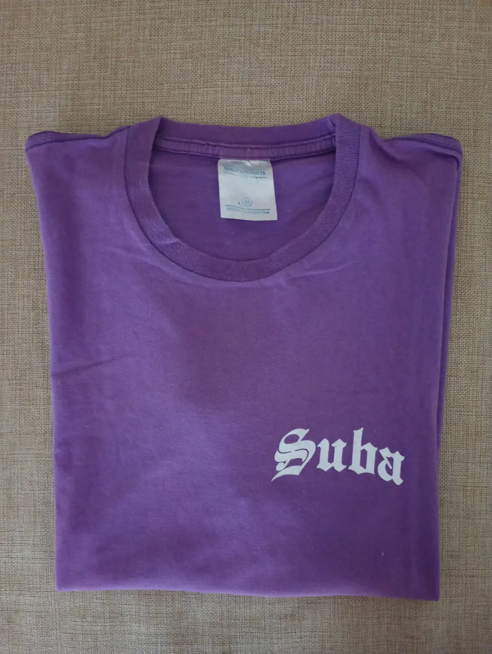 Remera morada con estampa "Suba" en blanco. Ideal para un look casual y moderno.
