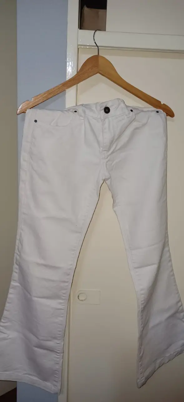 Jeans blancos de mujer, corte recto, talle 27x32. Marca Tyres.