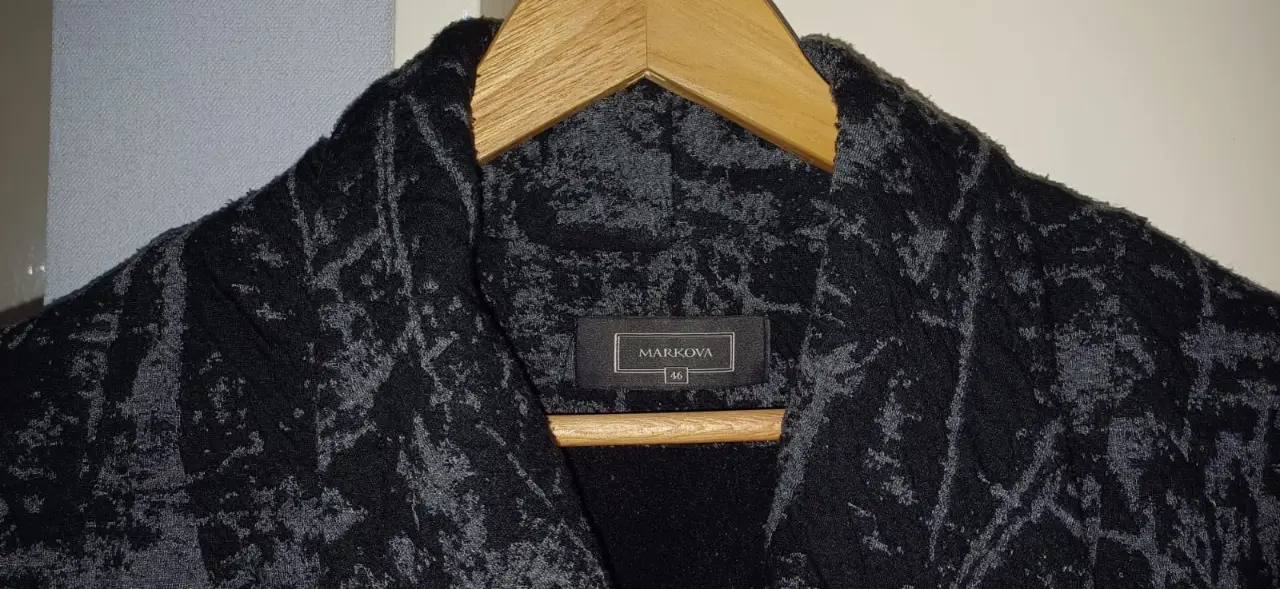 Chaqueta blazer de mujer MARKOWA, con diseño texturado en tonos grises y negro. Corte asimétrico con cierre y solapas. Ideal para un look elegante y moderno.