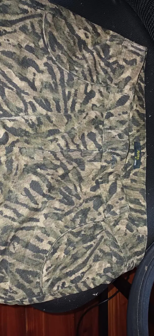 Pantalón cargo con estampado camuflado en tonos verdes y marrones. Talle 42, estilo casual y utilitario, ideal para un look urbano y cómodo.