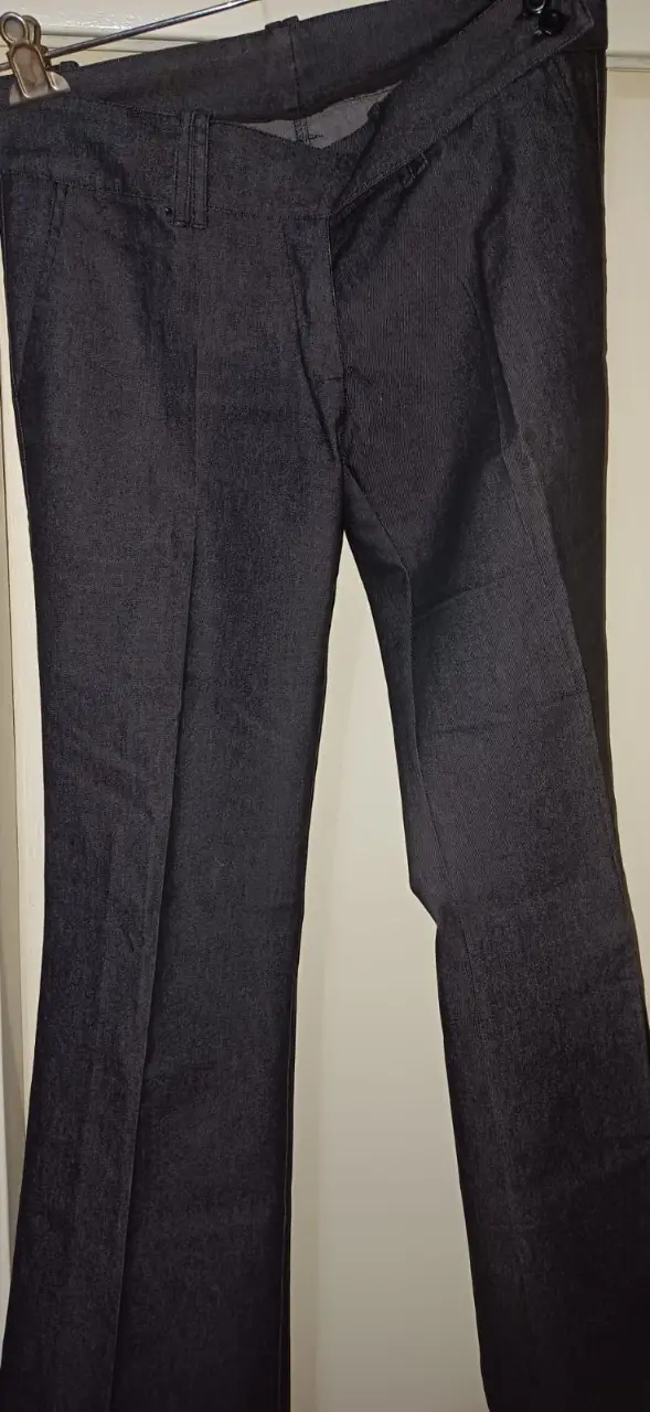 Pantalón sastrero de mujer, color negro, con corte recto y detalles clásicos. Ideal para un look formal o de trabajo.