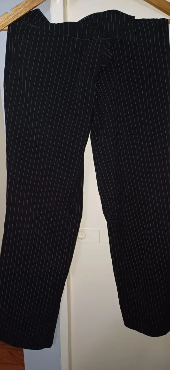 Pantalón sastrero negro con finas rayas blancas. Talle M de la marca VER. Ideal para un look formal o de trabajo.