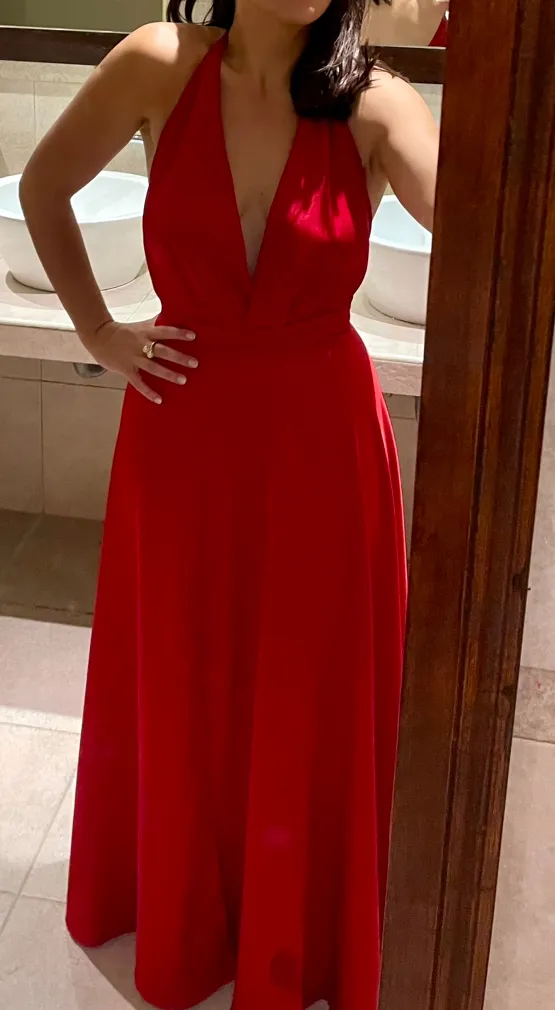 Vestido rojo largo con escote profundo en V y tiritas al cuello. Ideal para eventos formales o fiestas. un solo uso