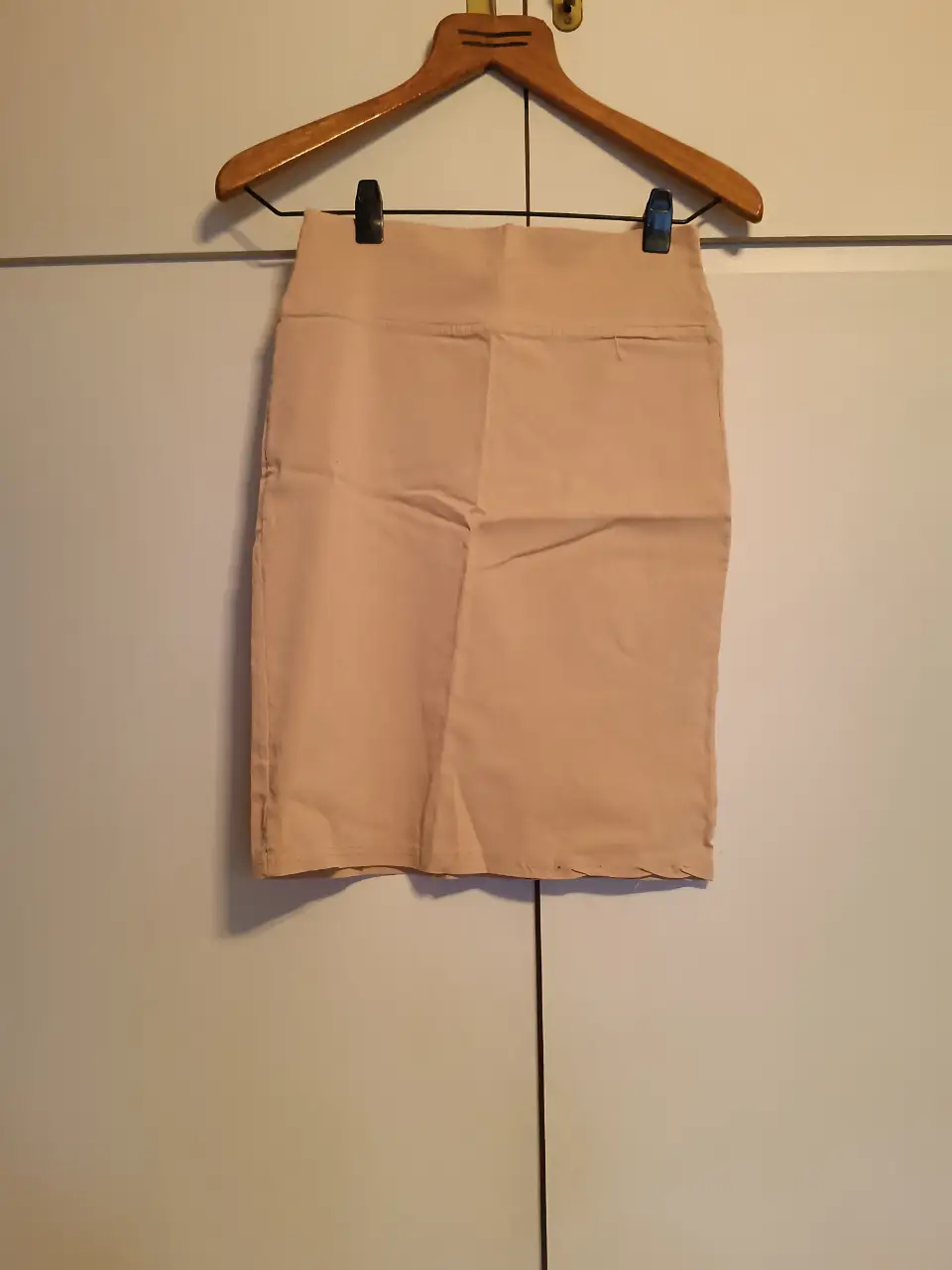 Pollera sastrera color rosa salmon, ideal para un look elegante y versátil. Confeccionada en un tejido de calidad, esta pollera es perfecta para combinar con diferentes estilos y crear outfits sofisticados. Su diseño clásico y atemporal la convierte en un básico imprescindible en tu guardarropa.