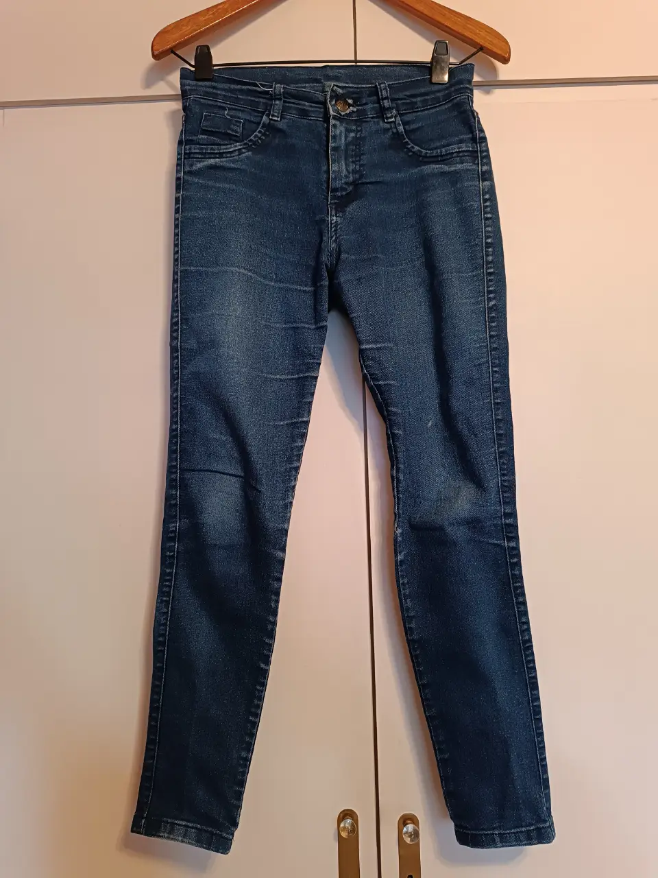 Jeans de mujer, corte recto, color azul oscuro. Un clásico para cualquier ocasión.