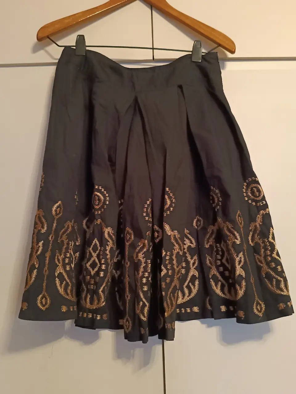 Pollera midi negra con bordados dorados en el borde inferior. De la marca Allison Taylor, talle 6. Ideal para eventos formales o salidas.