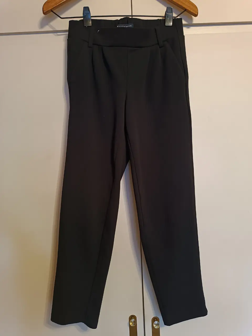 Pantalón sastrero negro de la marca Boom Boom Jeans, talle S. Ideal para un look formal o de trabajo.