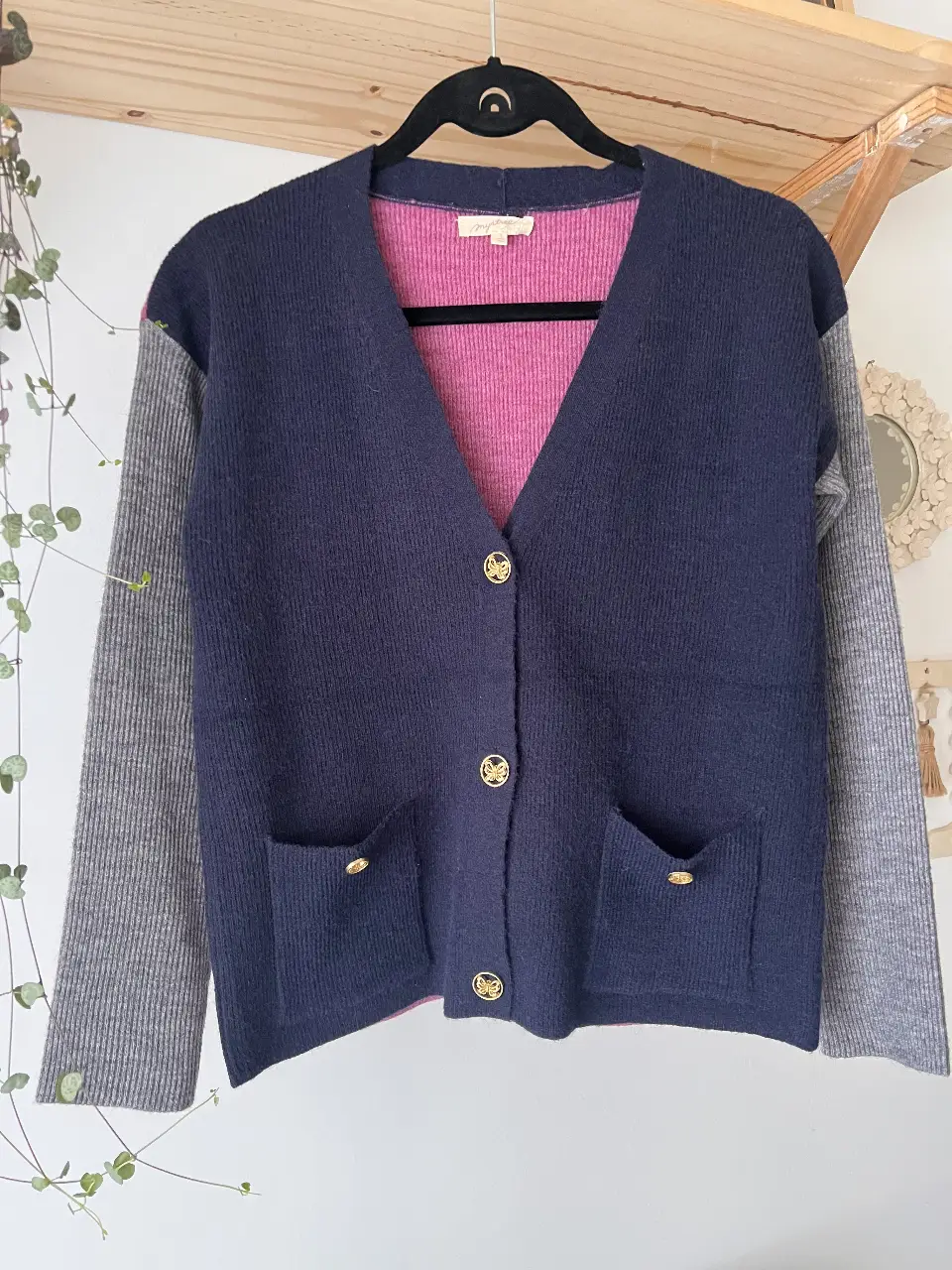 Cardigan de mujer con diseño color block en azul marino, gris y rosa. Con botones de metal dorados y bolsillos delanteros. Ideal para un look casual y abrigado. igual a nuevo, sin bolitas 