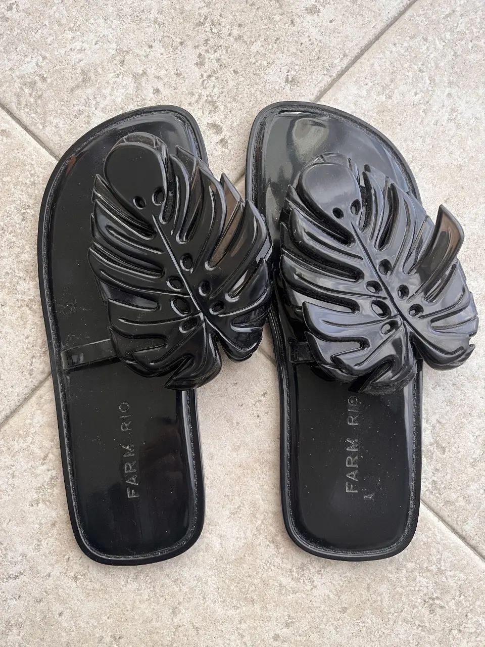 Sandalias de mujer negras con diseño de hoja de monstera. Ideales para un look de verano fresco y moderno. Marca Farm Rio. material PVC flexible 