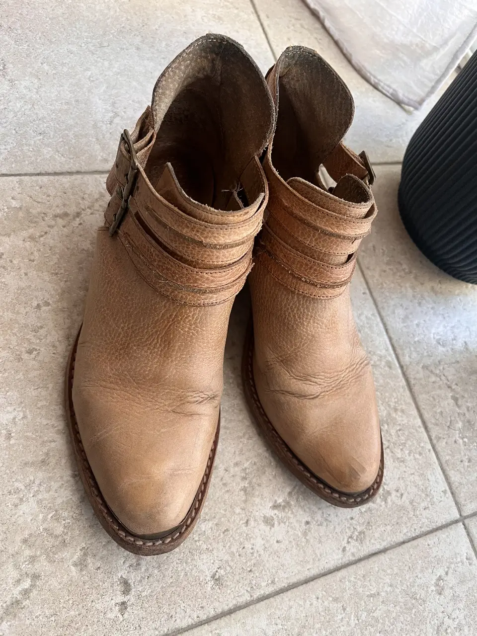 Botines de cuero color marrón claro con detalles de hebillas y diseño calado. Ideales para un look casual y con estilo.