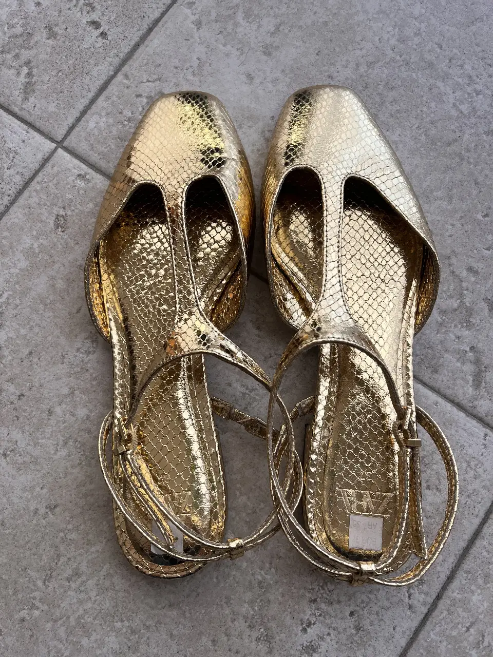 Sandalias doradas de mujer, con diseño de serpiente y detalles calados. Marca Zara, talle 37. Impecables 