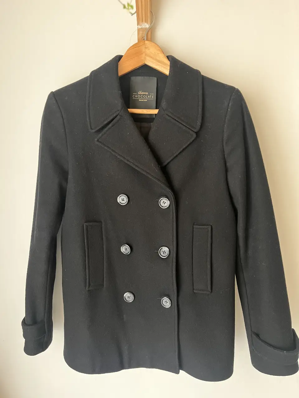 Tapado negro de paño, estilo peacoat, con doble botonadura y bolsillos. Ideal para un look elegante, muy abrigado. exelente estado