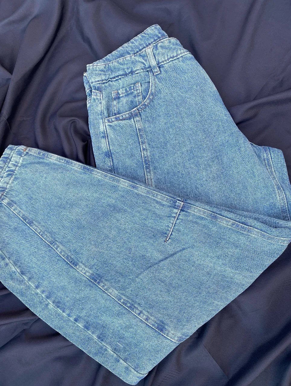 Jeans oversize de mujer, tiro medio, color azul claro. Un clásico atemporal para cualquier ocasión.