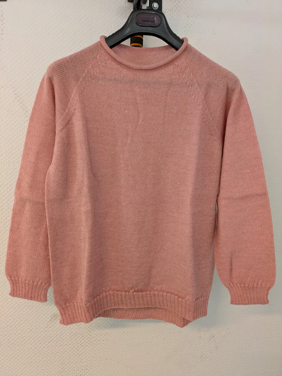 Sweater de cuello polera en color rosa, ideal para un look casual y abrigado. Perfecto para combinar con jeans o pantalones de vestir.