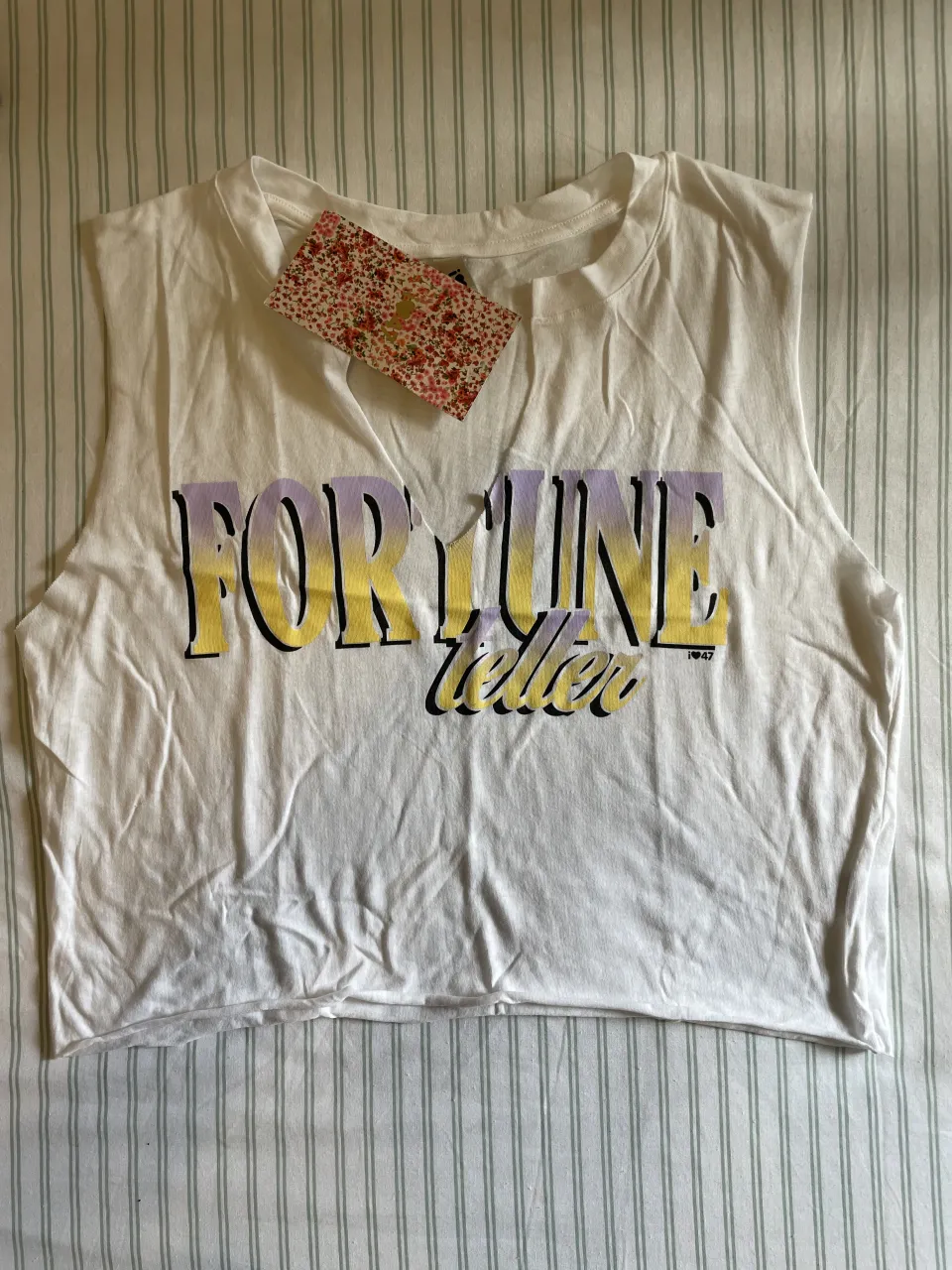 Musculosa blanca con estampa "Fortune Teller" en degradé de amarillo a lila. NUEVA CON ETIQUETA 47 Street