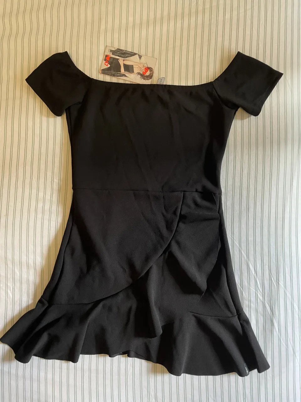 Vestido negro corto con volados en la falda. NUEVO CON ETIQUETA 47 Street