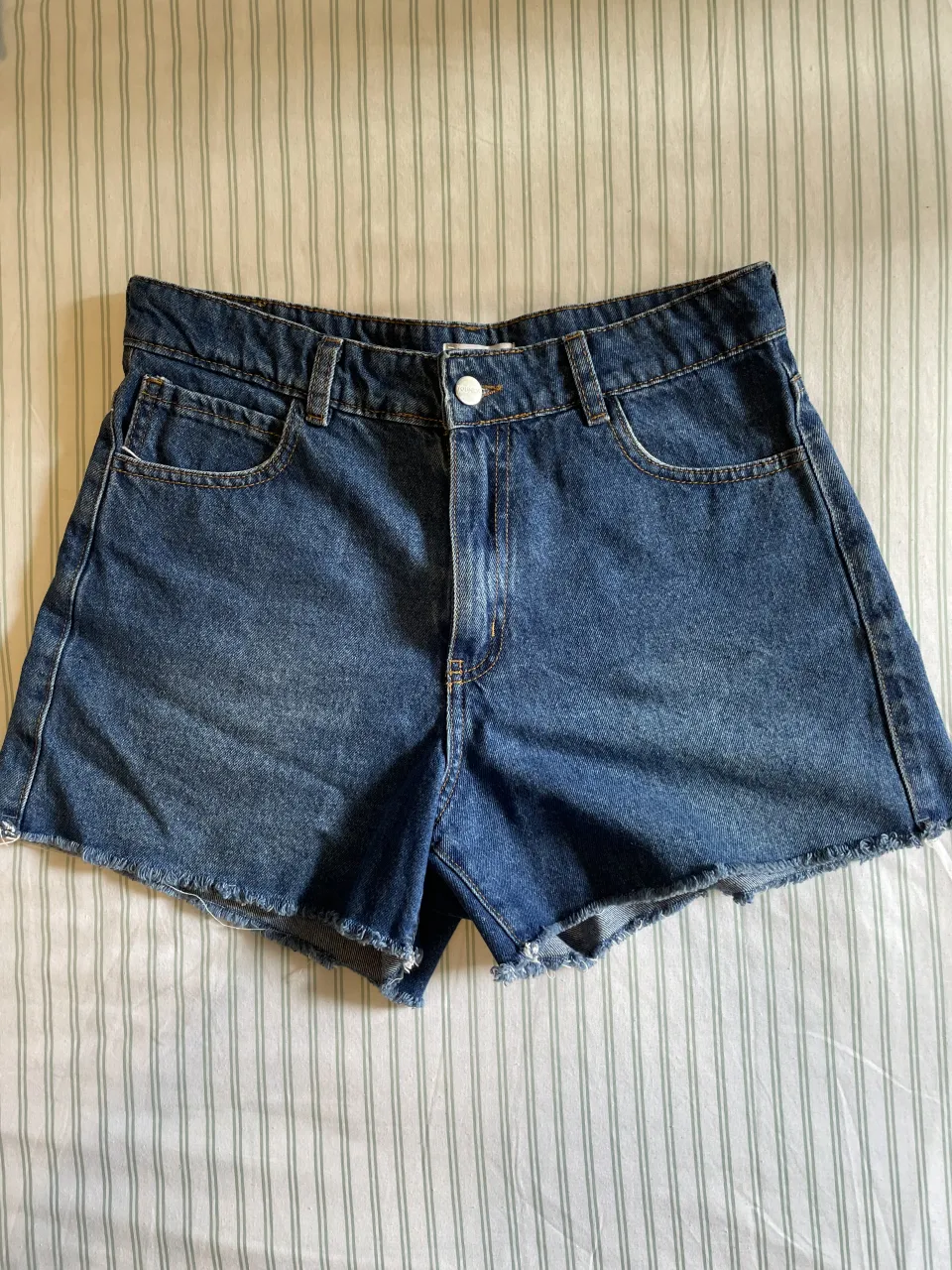 Bermuda/ short de jean oscuro a la cadera 