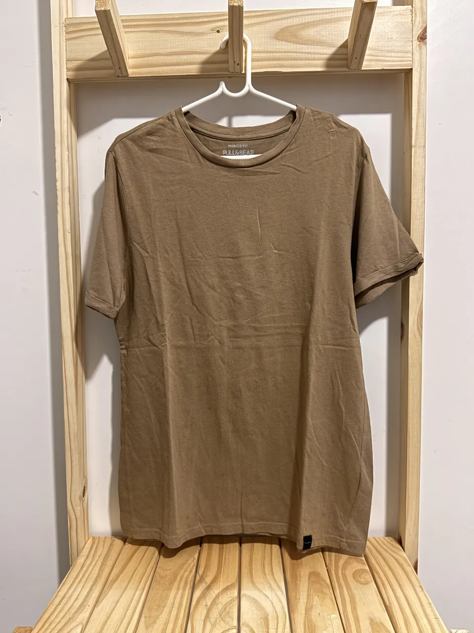 Remera de algodón color marrón, corte musculosa, ideal para el día a día o para entrenar. Es súper cómoda y versátil.