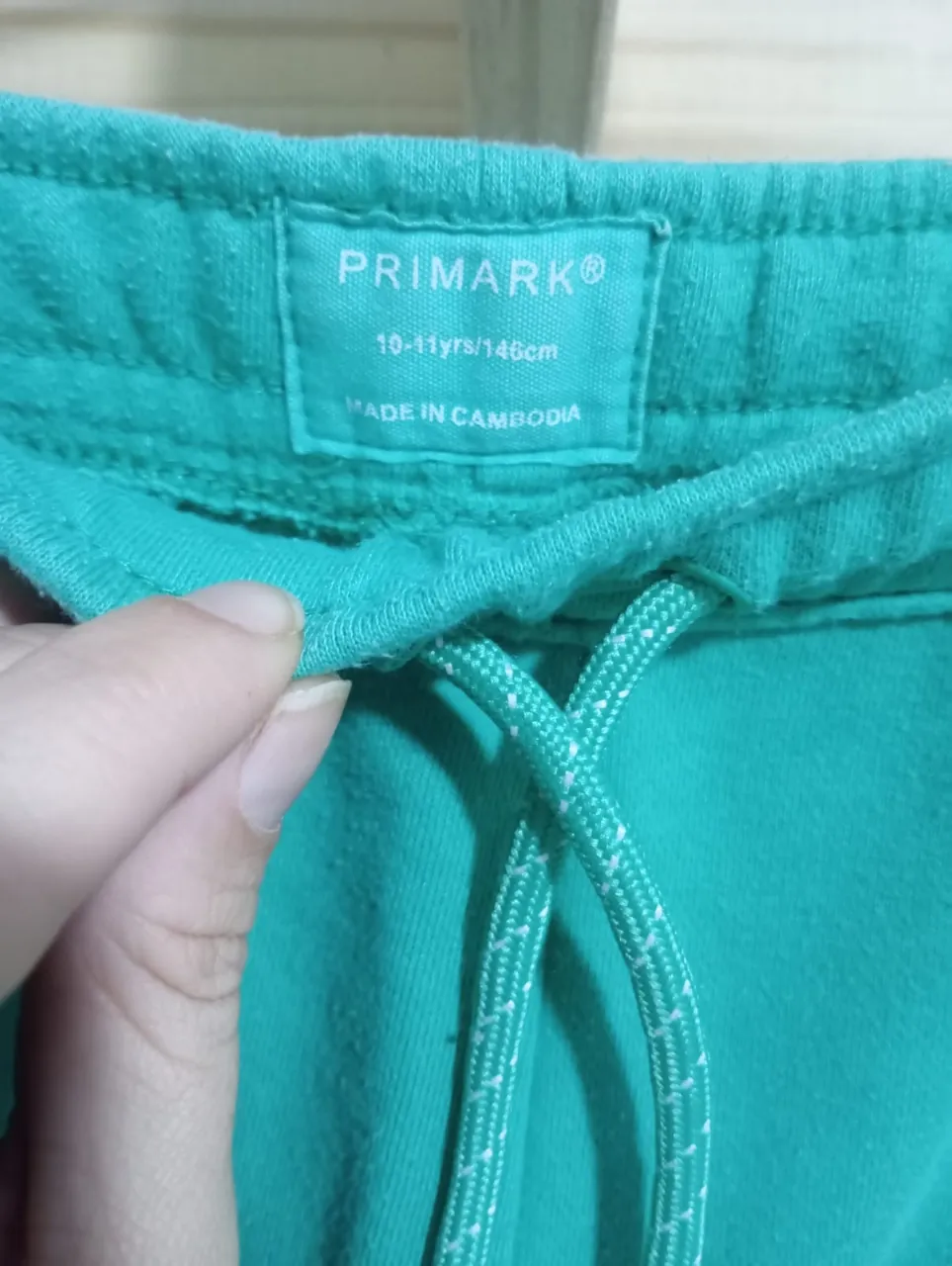 Shorts de algodón verde vibrante, perfectos para el día a día o para actividades deportivas. Tienen cintura elastizada con cordón ajustable para mayor comodidad y bolsillos laterales. Ideales para que los chicos jueguen y se muevan con libertad.