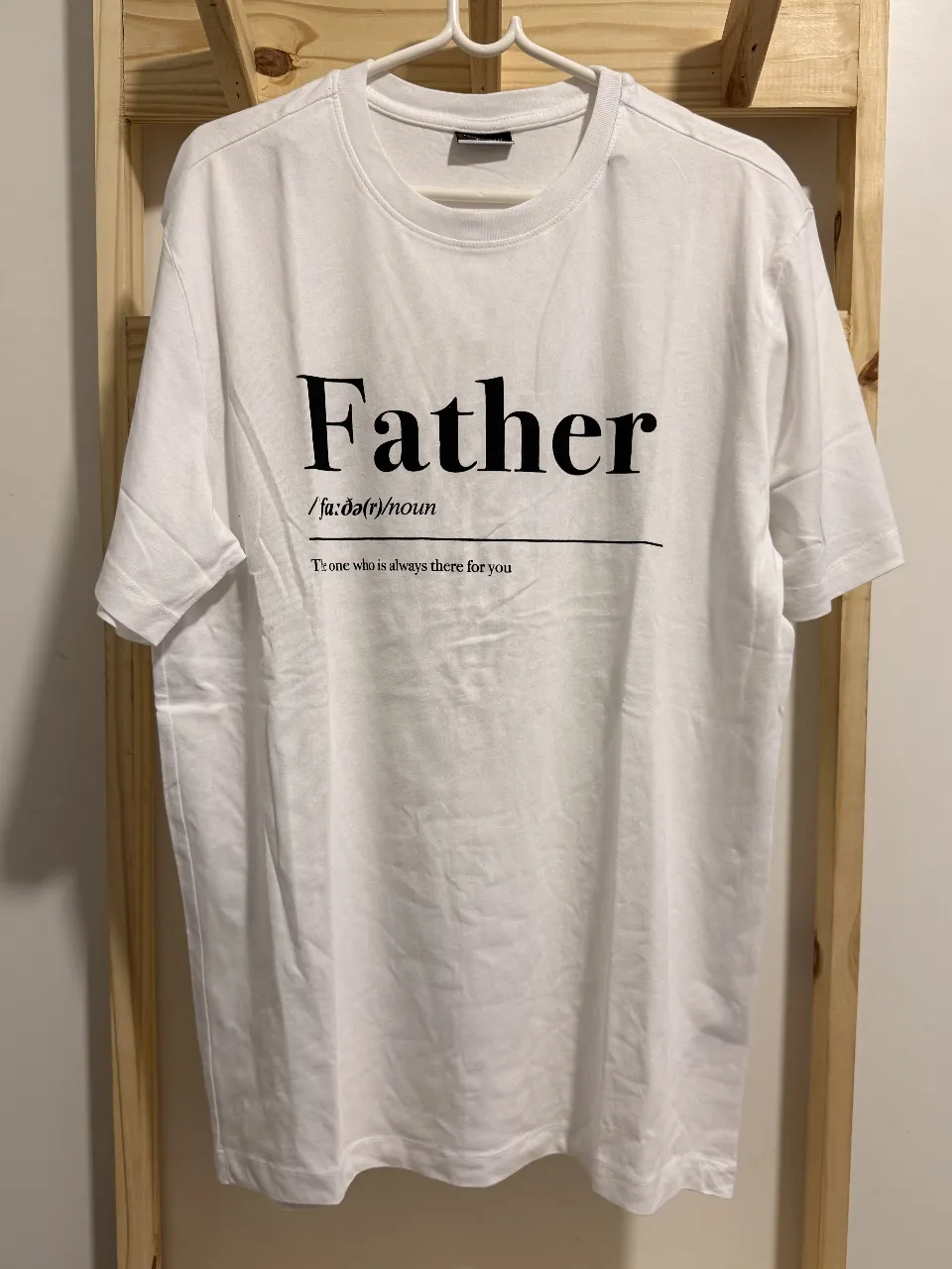 Remera blanca con estampa "Father" y su definición. Ideal para regalarle a papá.