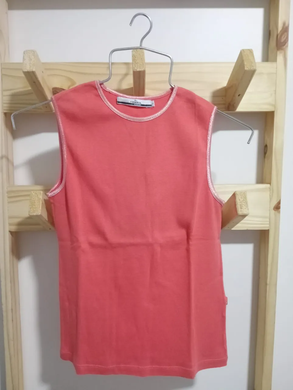Musculosa de algodón color coral, con detalles plateados en el cuello y mangas. Perfecta para un look casual y fresco.