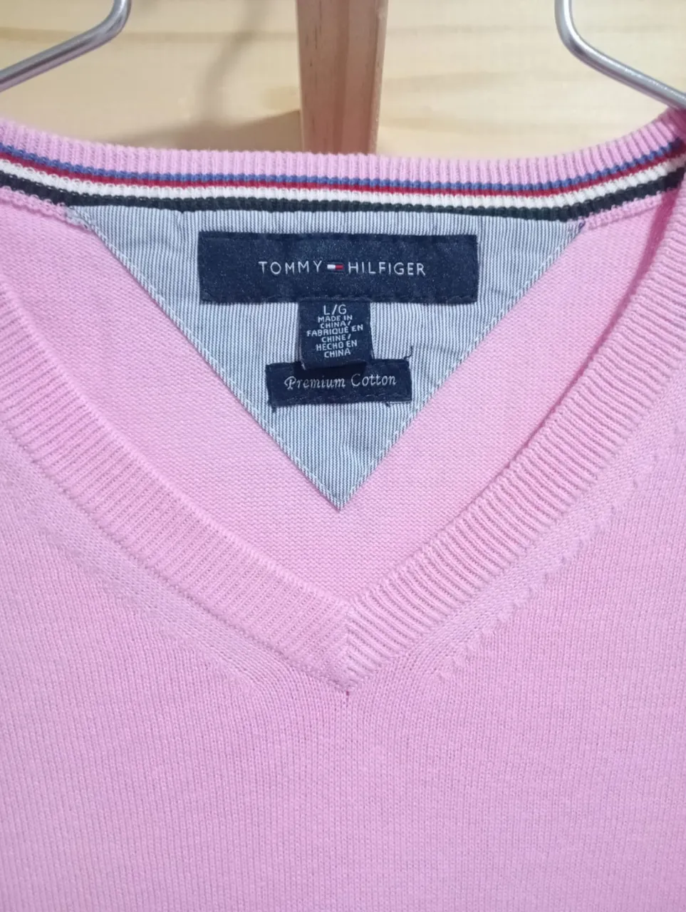 Sweater rosa de escote en V, ideal para un look casual y cómodo. Perfecto para usar en días frescos de entretiempo o para complementar un outfit de invierno.