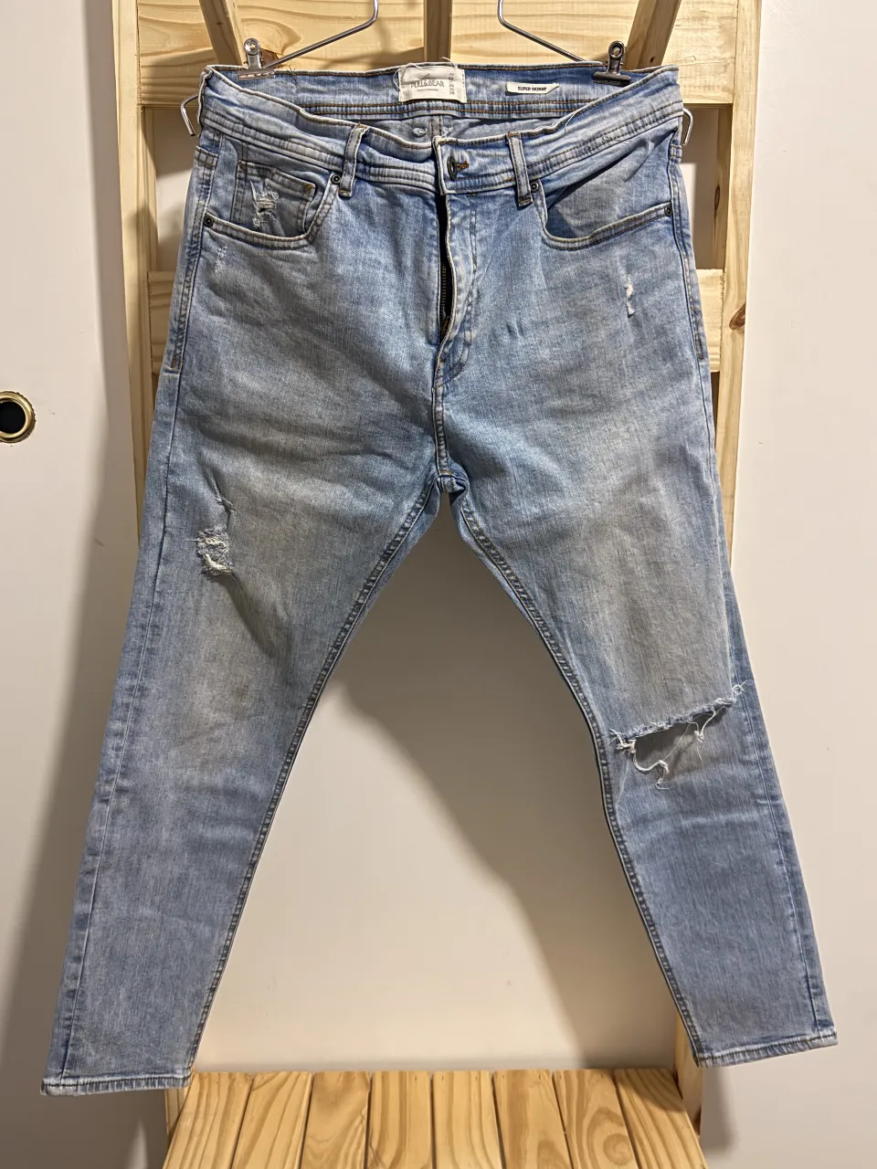 Jeans tiro alto súper skinny, con roturas y efecto desgastado. Un clásico que no puede faltar en tu guardarropa.