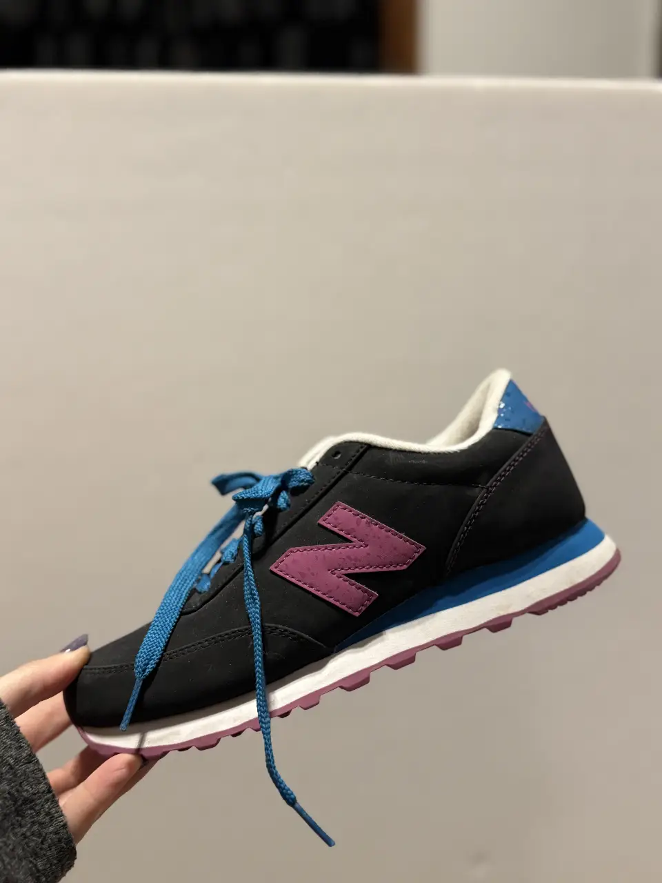 Zapatillas New Balance 501 negras con detalles en rosa y azul. Ideales para un look casual y deportivo.