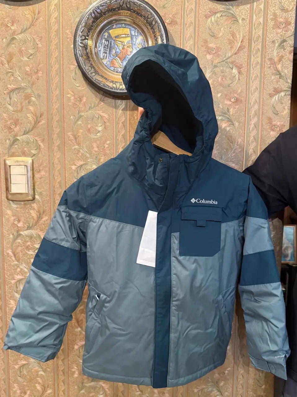 Campera Columbia para niño, con capucha y cierre. Ideal para el invierno, con diseño en dos tonos de azul y gris.