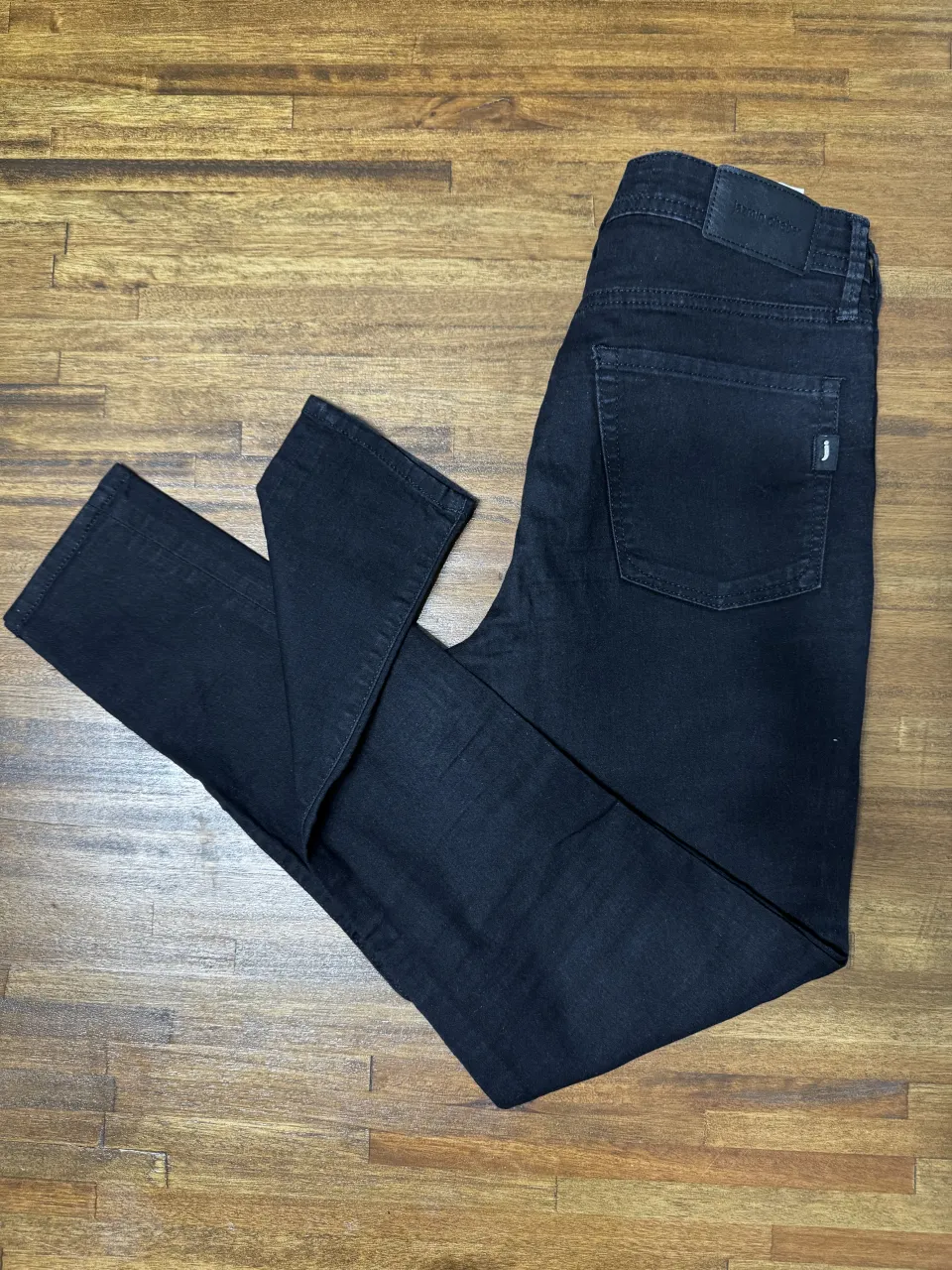 Jeans negros tiro alto y ajustado. Perfectos para un look casual y moderno.