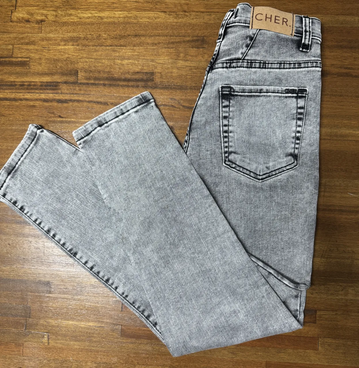 Jeans grises con efecto desgastado. Tiro alto y corte recto, ideales para un look casual y moderno. Perfectos para combinar con remeras o buzos.