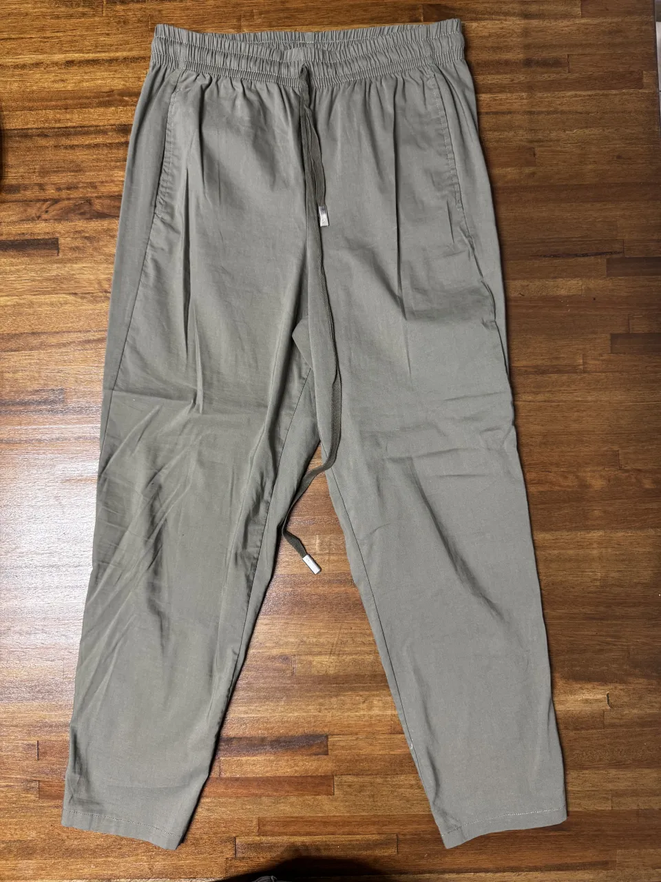 Babucha de corte recto y tiro alto, con cintura elastizada y cordón ajustable. Diseño moderno y cómodo, ideal para un look casual o de trabajo.