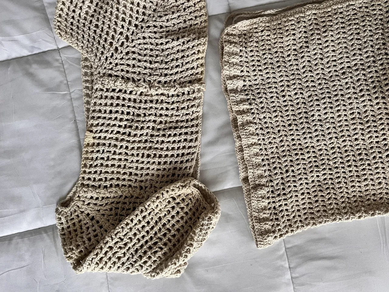 Vestido tejido artesanalmente en hilo color crudo, con diseño calado. Ideal para usar en la playa o sobre un traje de baño. Al crochette. Nuevo