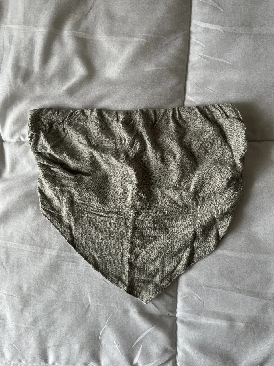 Top bandeau de tela arrugada en color gris. Ideal para un look casual y fresco.