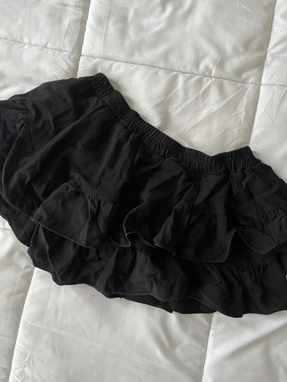 Short Pollera. negra con volados, ideal para un look casual y moderno. Perfecta para combinar con tops y zapatillas. Va para un L o M. Tiro bajo.