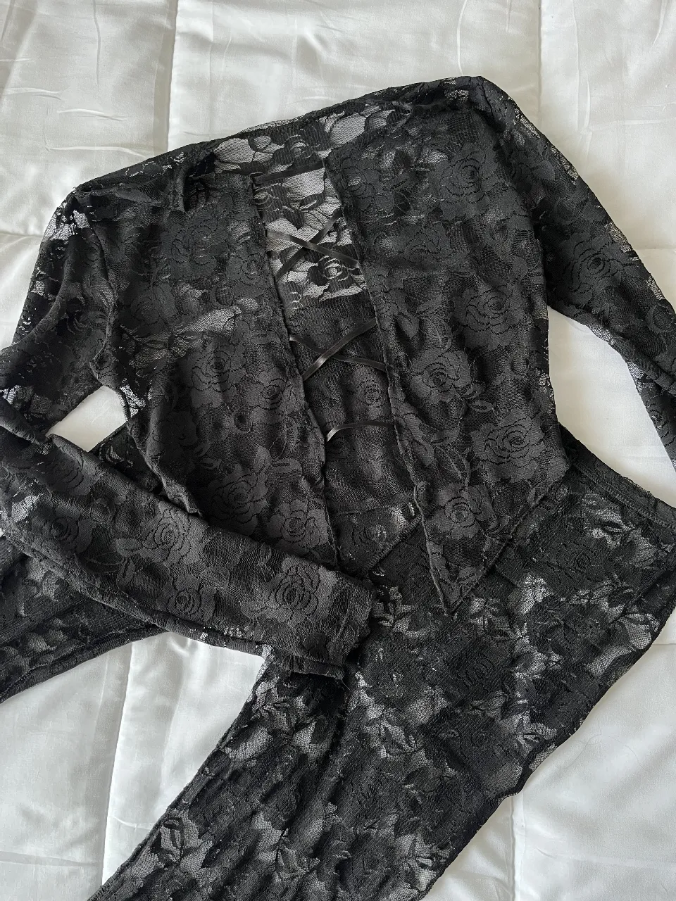 Conjunto  de encaje negro, ideal para una noche especial. Incluye top con detalle de lazada en la espalda y pantalón a juego. Pequeños detalles