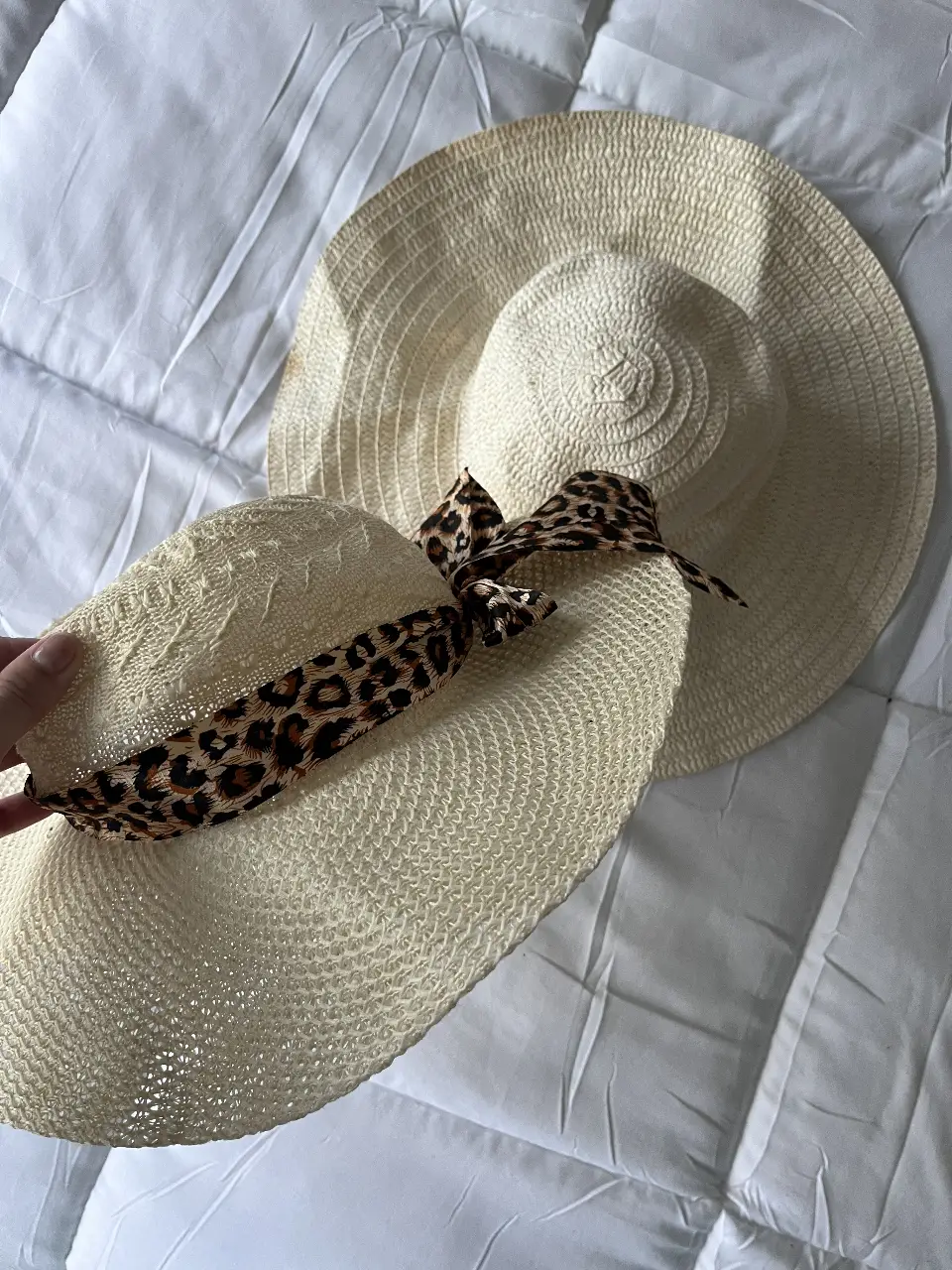 Sombrero de playa de rafia con cinta de leopardo. Ideal para protegerte del sol con estilo.