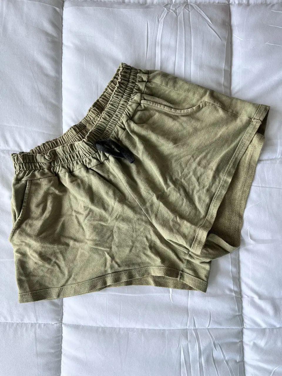 Short de mujer de color verde, ideal para actividades deportivas o para un look casual y cómodo. Con cintura elastizada y cordón para un ajuste perfecto. Perfecto para el verano. Va para un S/M