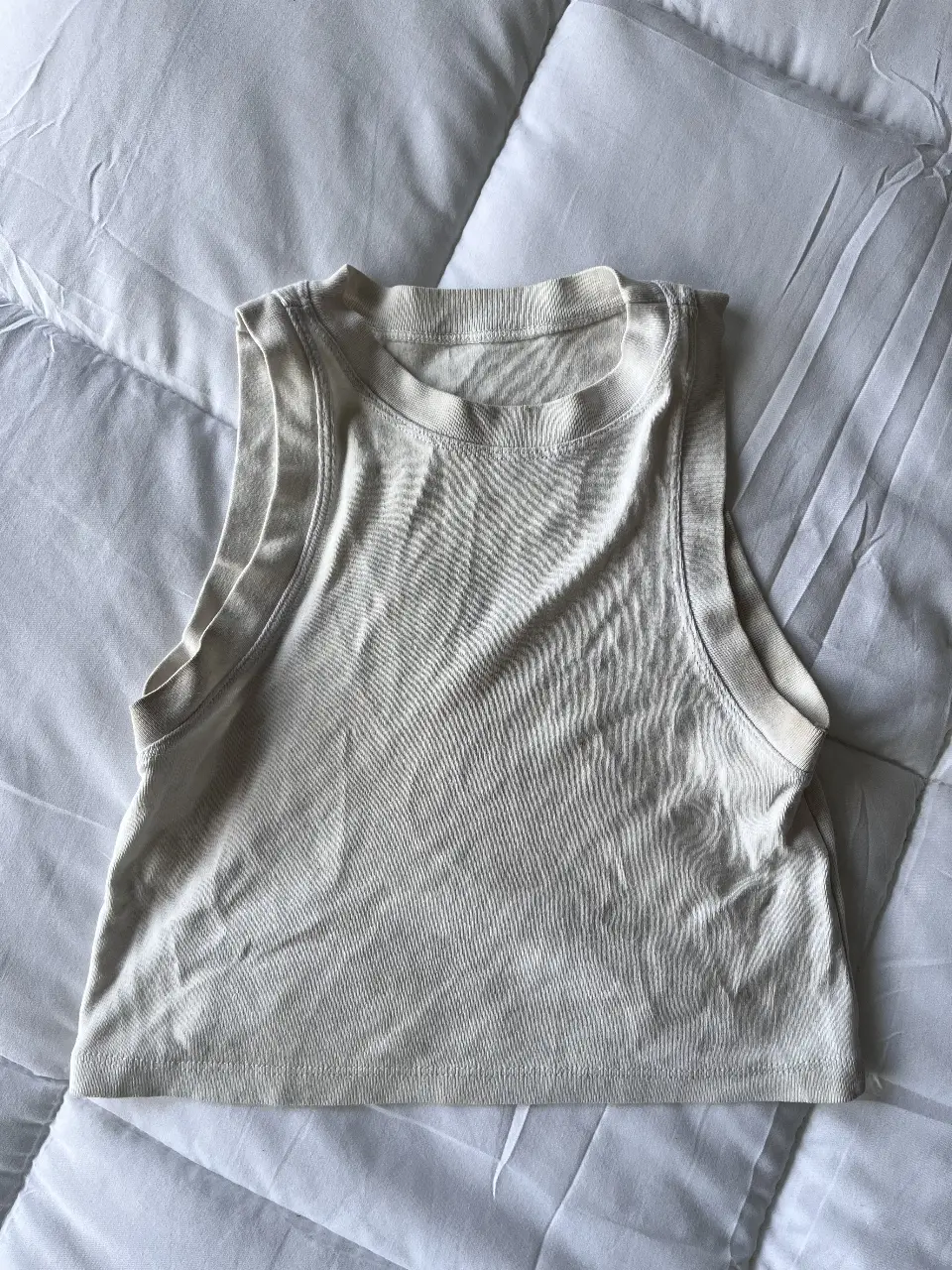 Musculosas blancas. Una corta y otra larga. ideal para un look casual y cómodo. Perfecto para combinar con jeans o shorts. c/u es el valor 