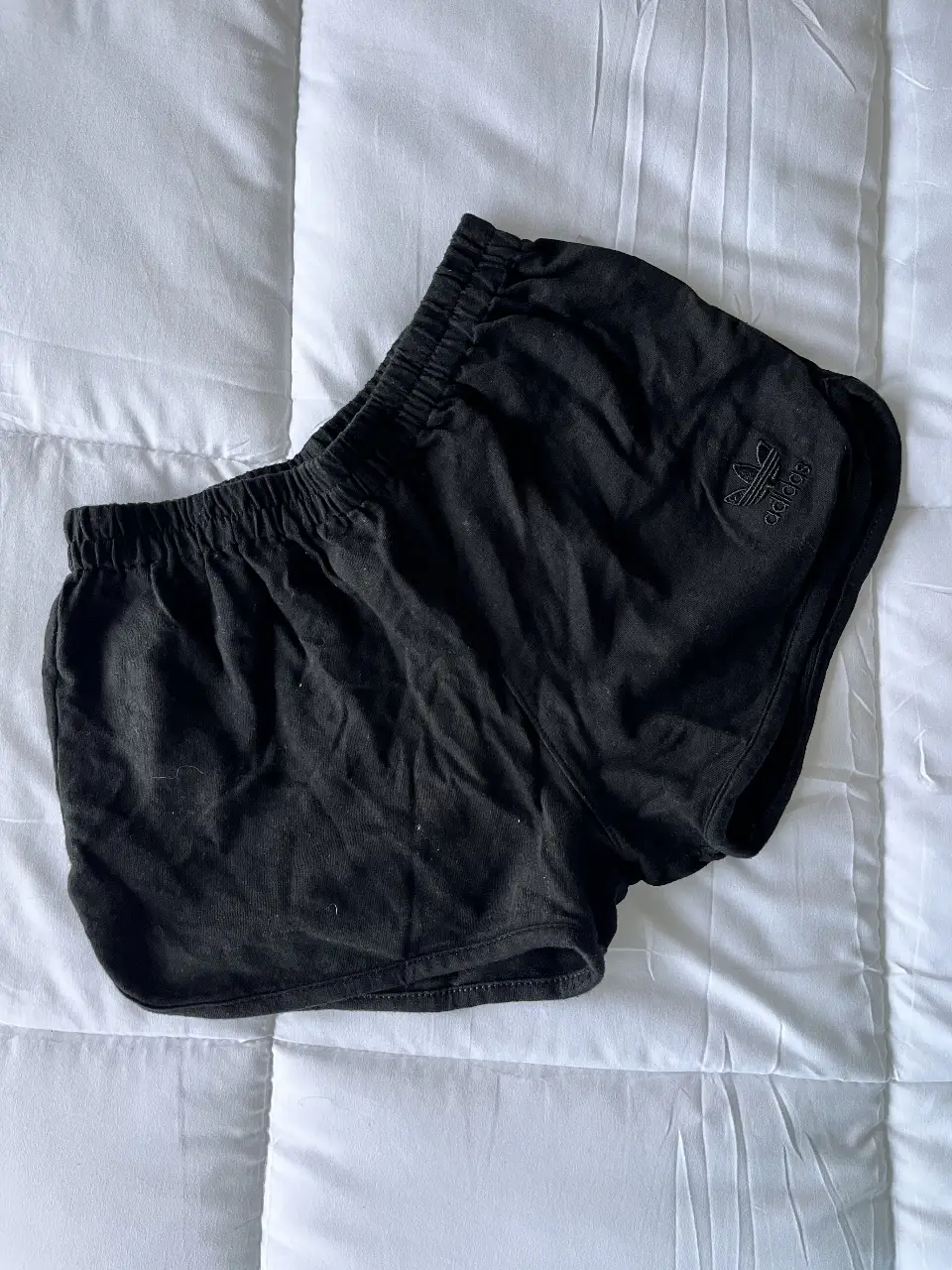 Short deportivo negro y gris de Adidas, ideal para entrenar o usar en el día a día. Con el logo de la marca bordado y un diseño clásico. Son talle S/M