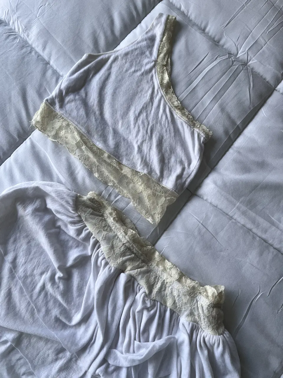 Conjunto de top y pollera de encaje blanco, ideal para un look romántico y fresco. Perfecto para el verano.