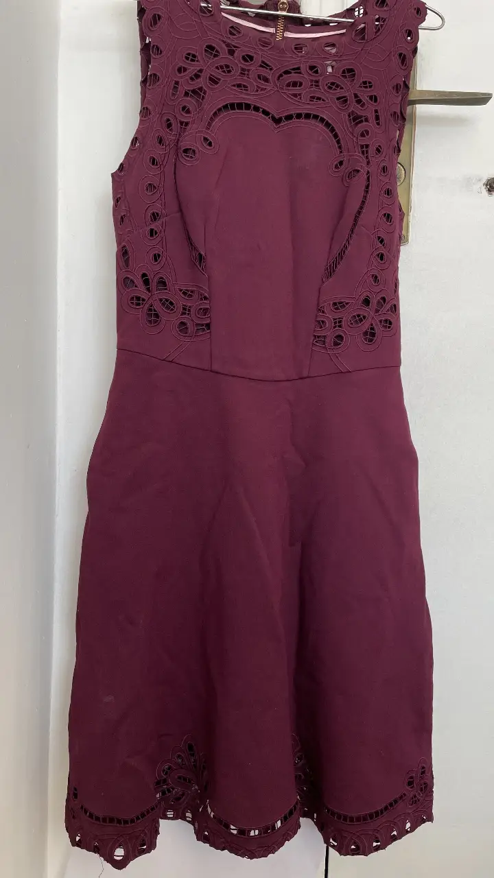 Vestido midi de Ted Baker en color borgoña con detalles calados y cierre dorado en la espalda. Ideal para eventos especiales o salidas.