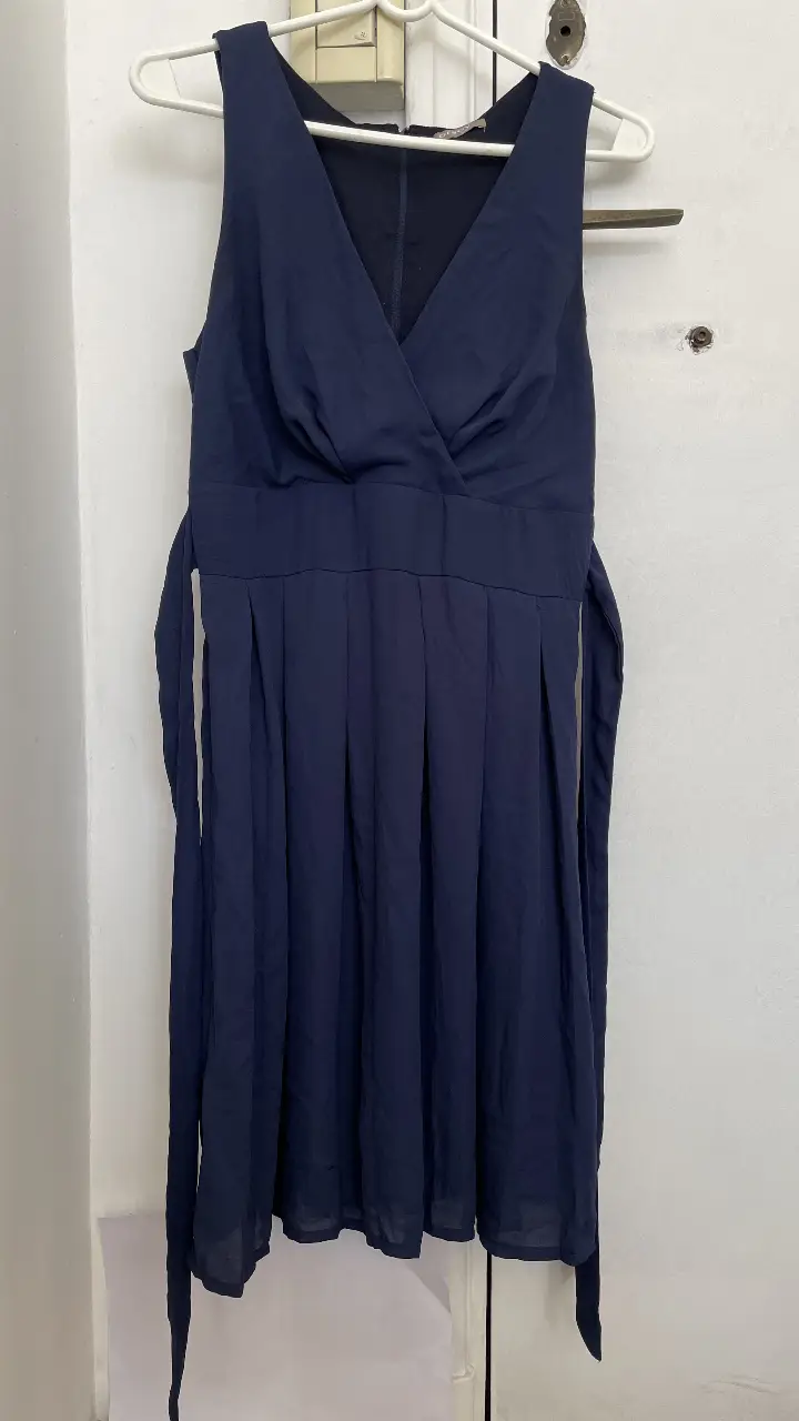 Vestido midi azul marino de la marca Orsay, con escote en V y detalle de lazo en la cintura. Ideal para eventos formales o salidas.