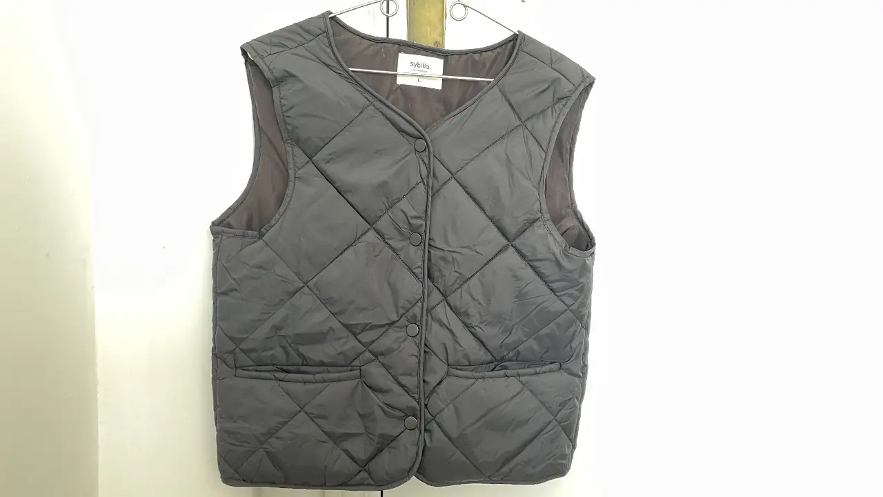 Chaleco acolchado Sybilla, color negro, con botones y bolsillos. Ideal para un look casual y abrigado.