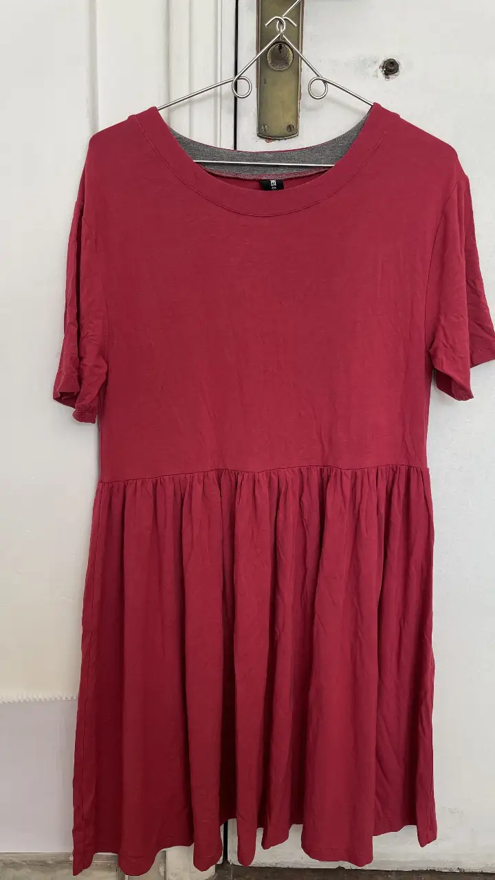 Vestido midi de color rojo, con corte en la cintura y falda con vuelo. Marca Agnes Dora.